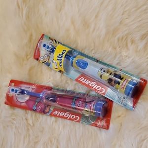 Set of 2 Colgate powered toothbrushes -batteries included